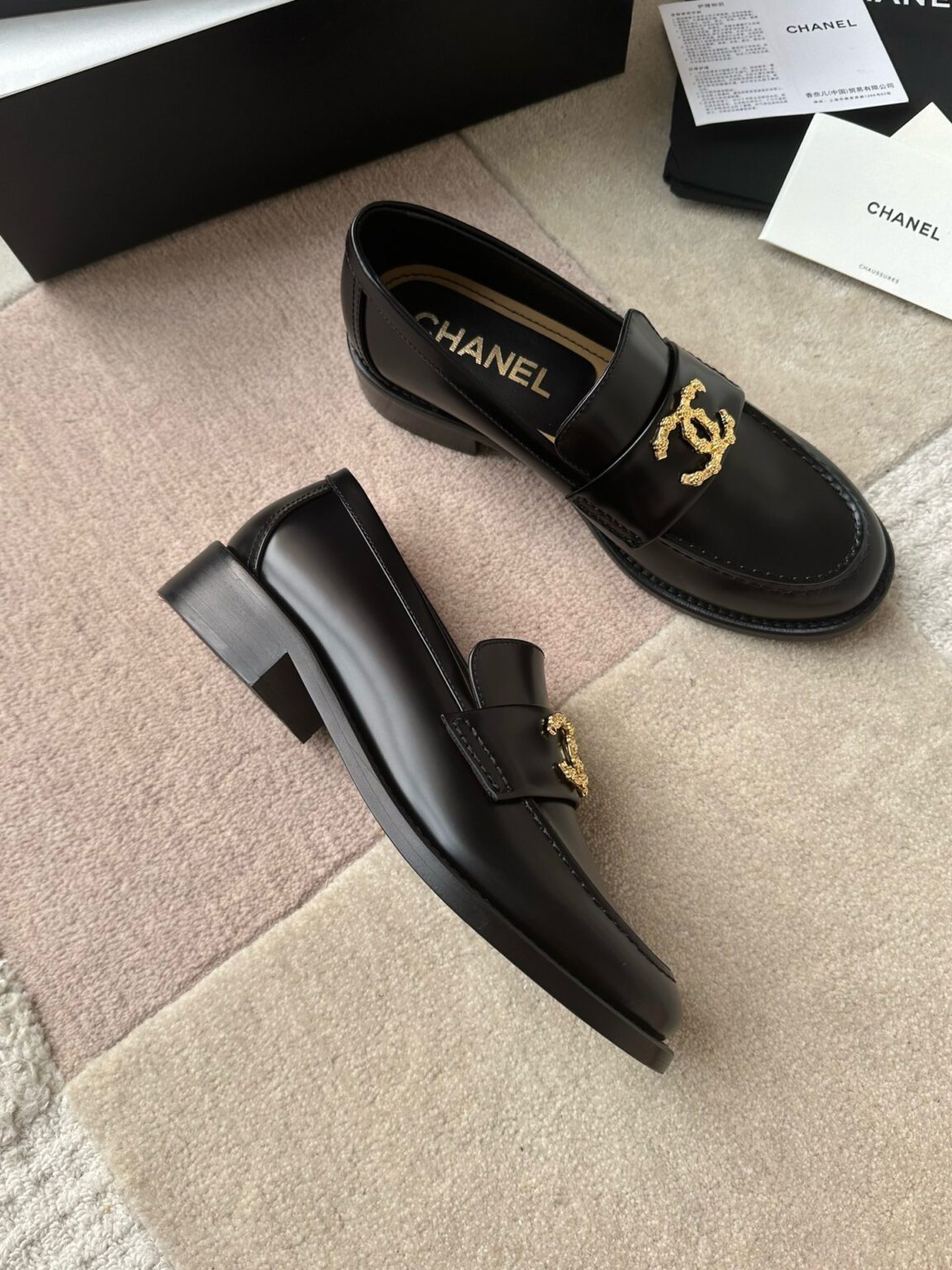 Chanel 24S Yeni Çift C tokalı Mary Jane Loafer - Glimmer of Luxury