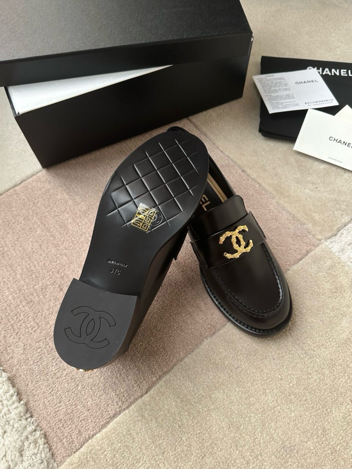 Chanel 24S Yeni Çift C tokalı Mary Jane Loafer - Glimmer of Luxury