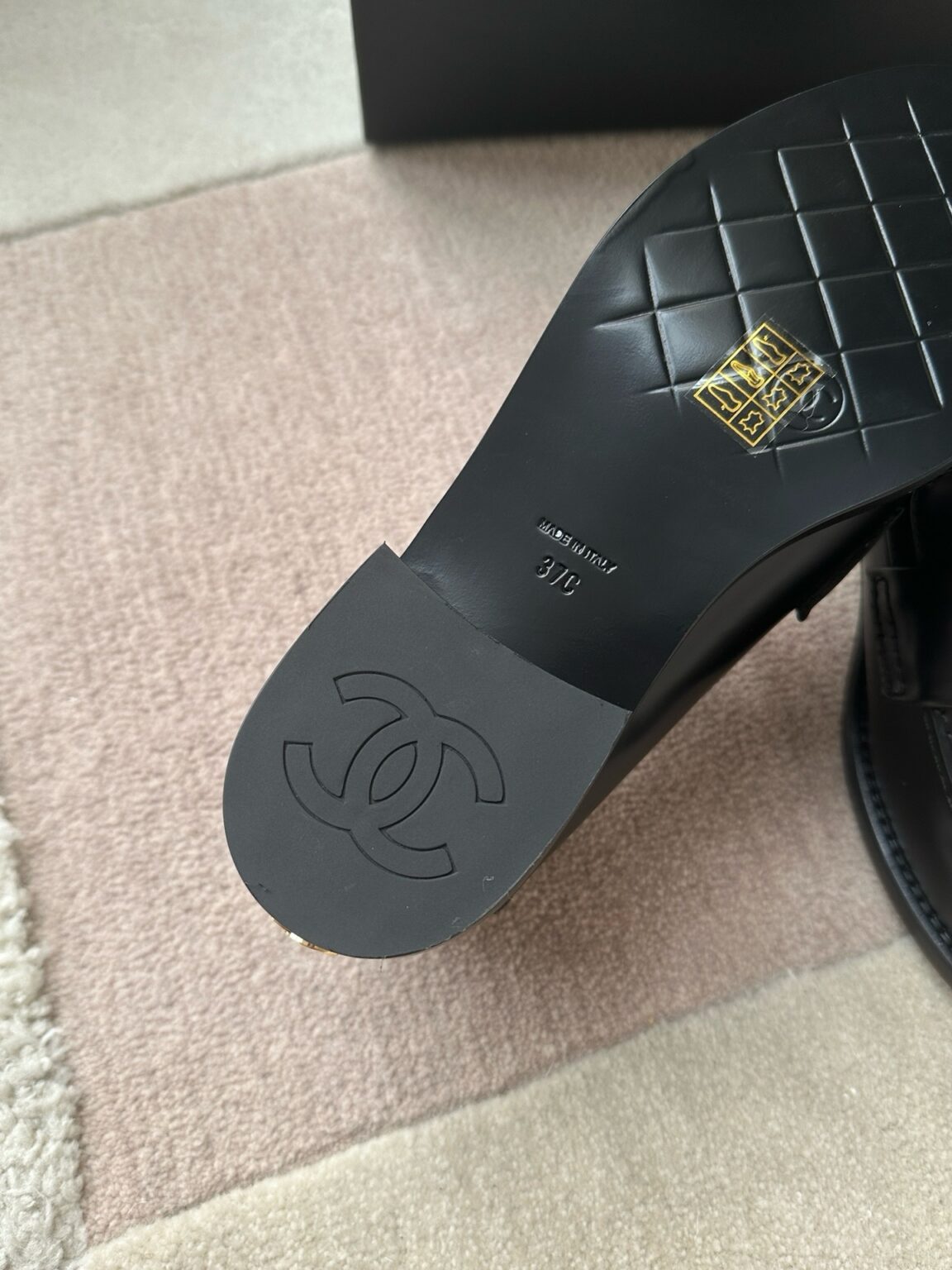 Chanel 24S Yeni Çift C tokalı Mary Jane Loafer - Glimmer of Luxury