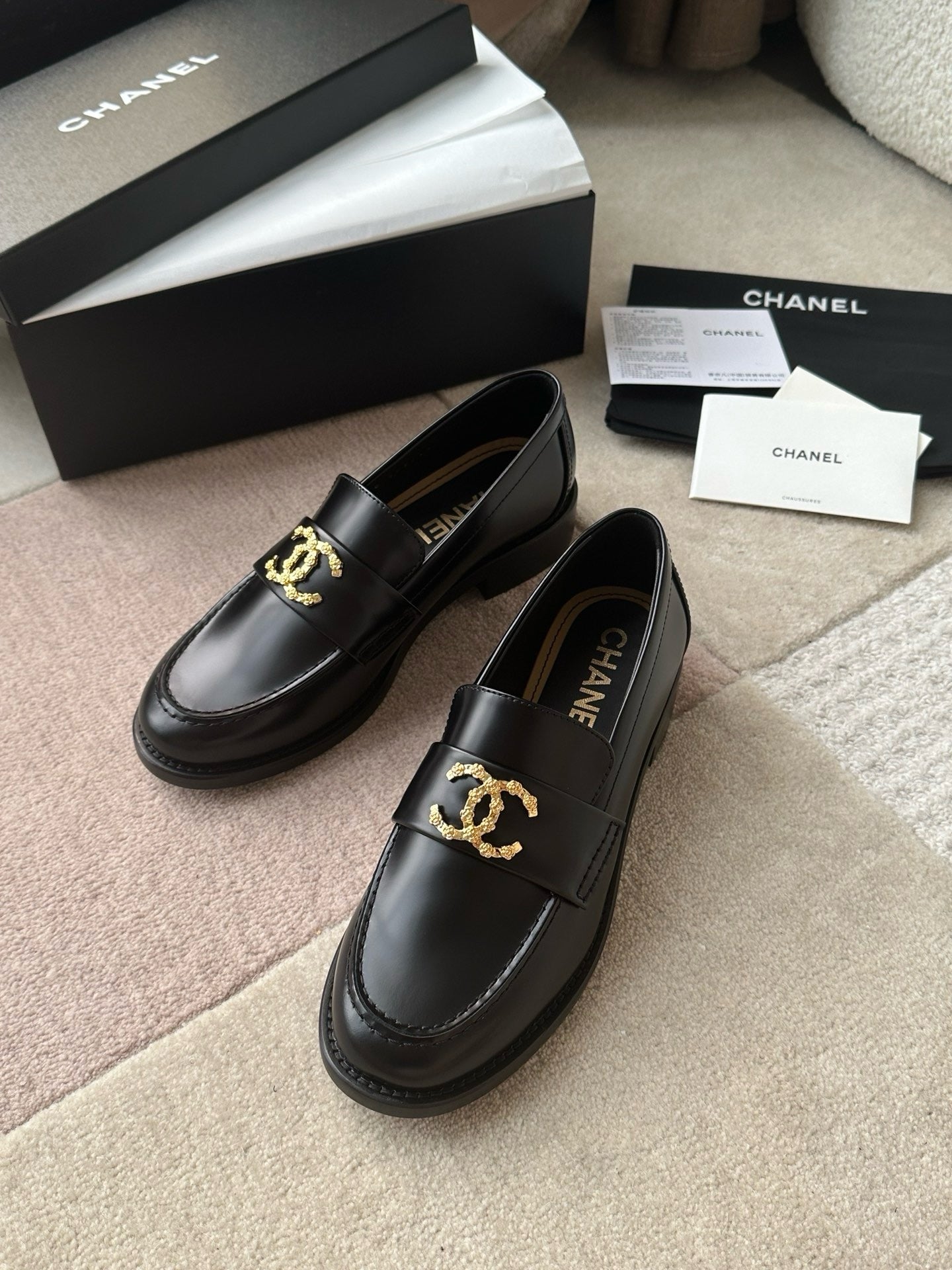 Chanel 24S Yeni Çift C tokalı Mary Jane Loafer - Glimmer of Luxury