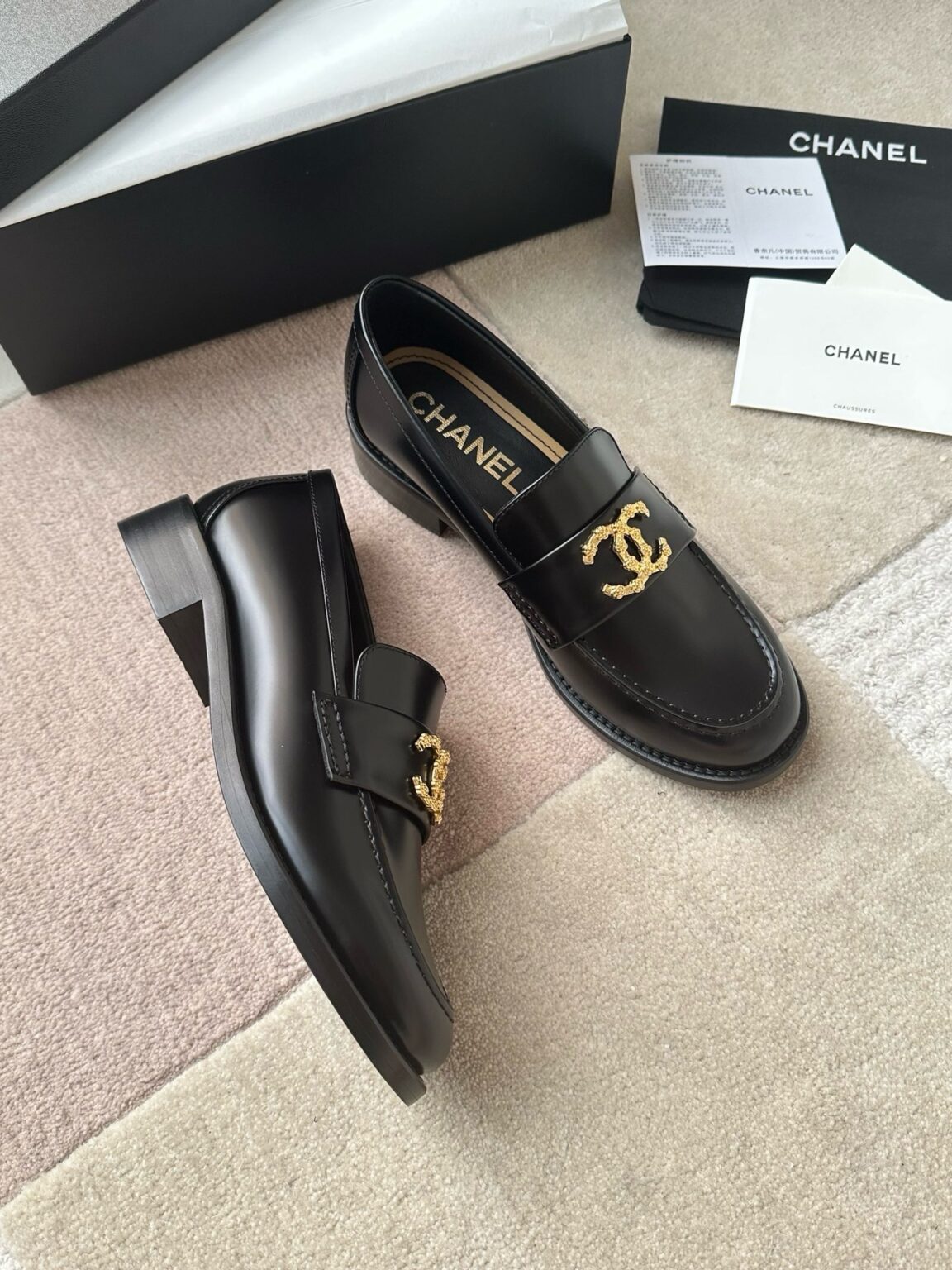 Chanel 24S Yeni Çift C tokalı Mary Jane Loafer - Glimmer of Luxury