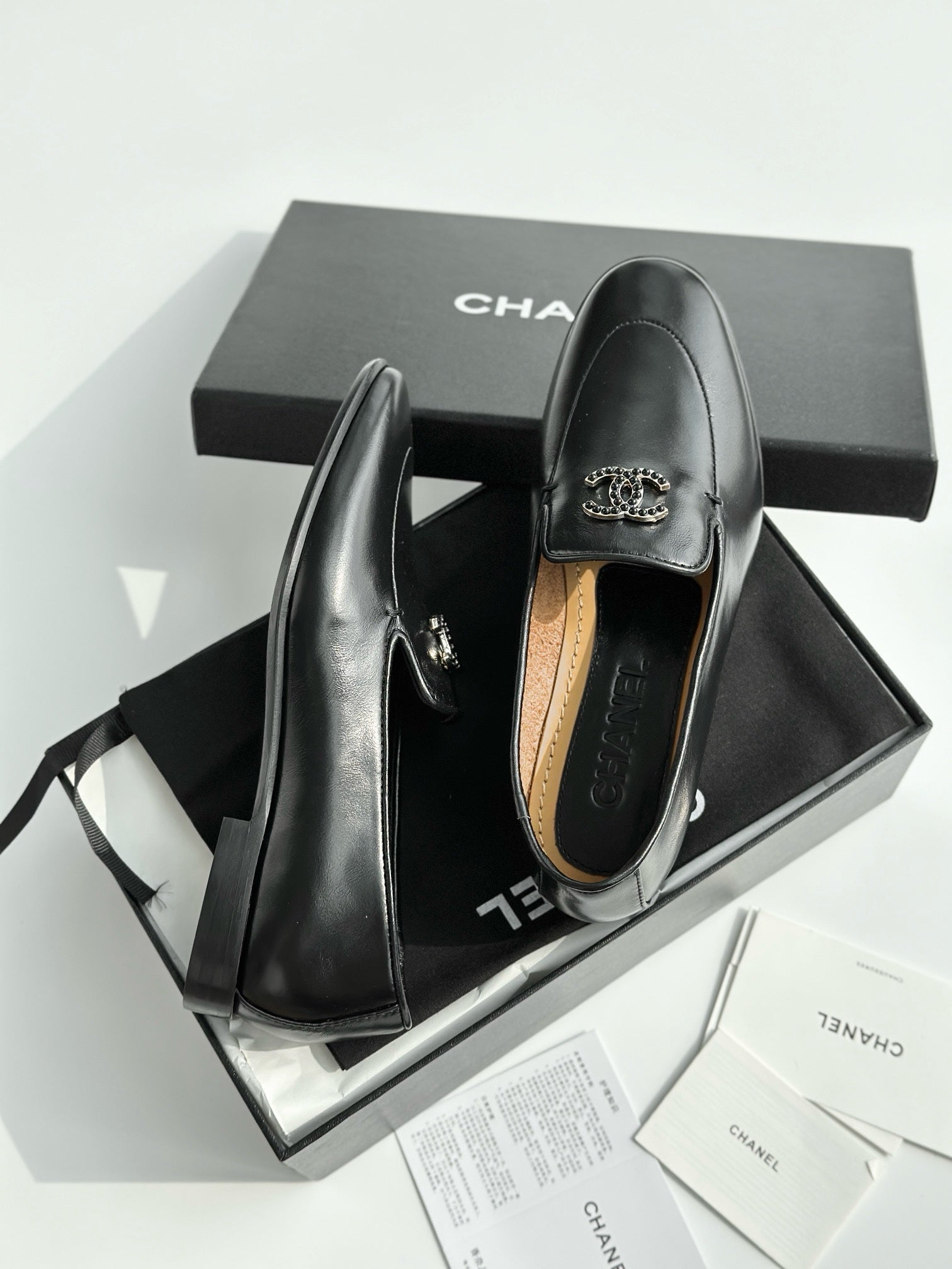 Chanel Topuksuz Ayakkabılar - Glimmer of Luxury