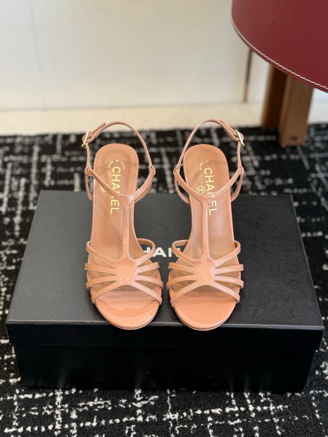 Chanel S26 Beyaz Rugan Dolgu Topuk Kadın Sandalet