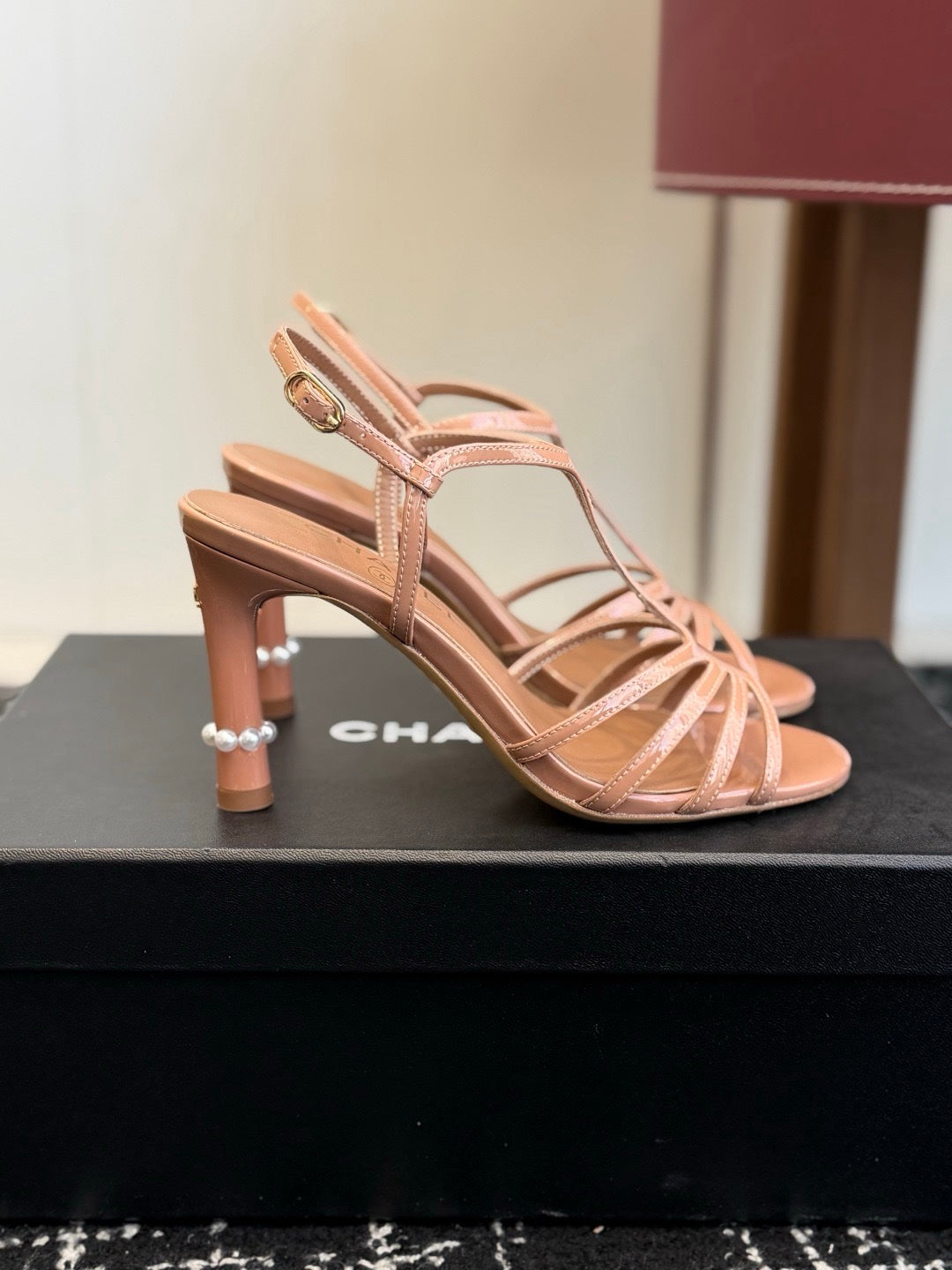 Chanel S26 Beyaz Rugan Dolgu Topuk Kadın Sandalet
