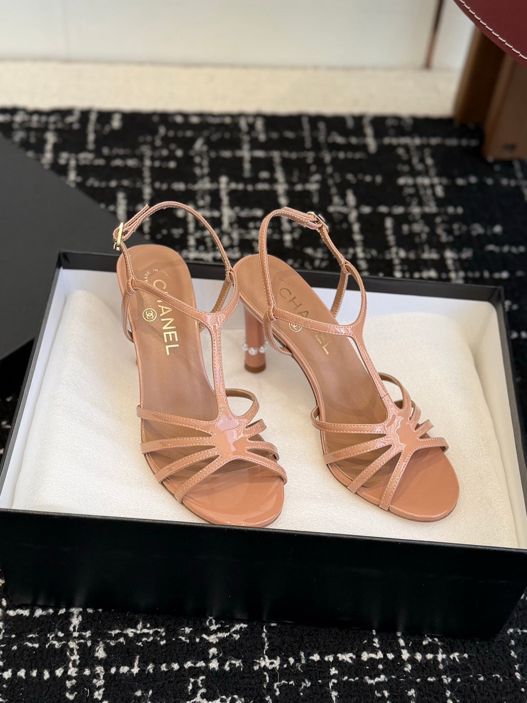 Chanel S26 Beyaz Rugan Dolgu Topuk Kadın Sandalet