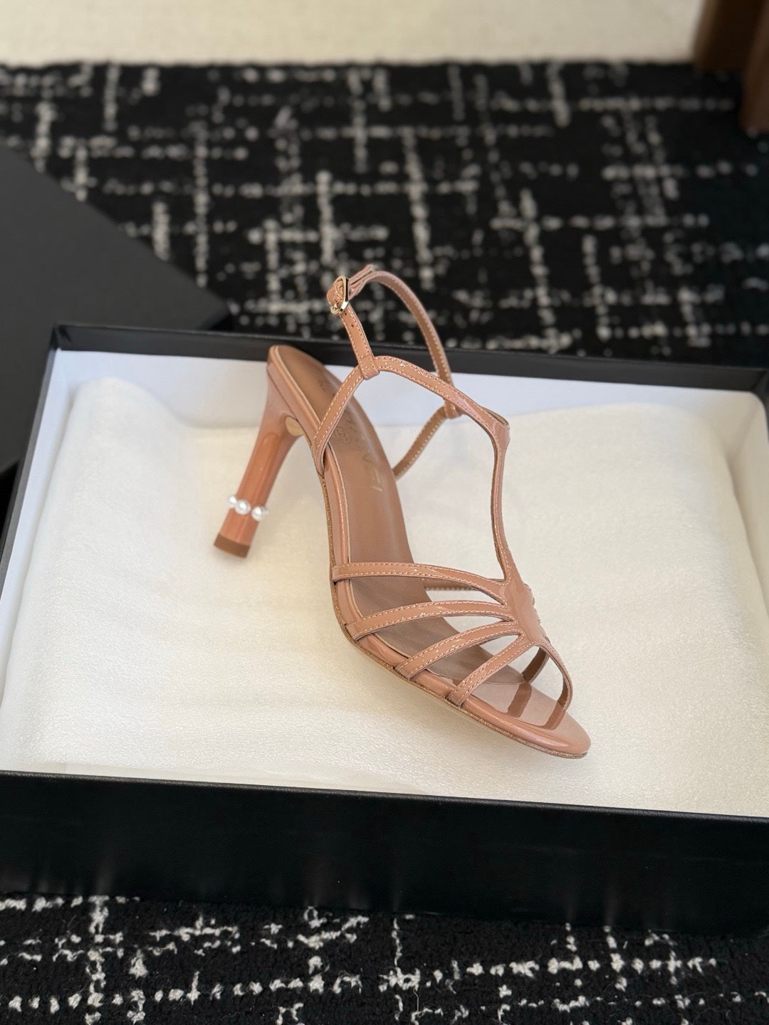 Chanel S26 Beyaz Rugan Dolgu Topuk Kadın Sandalet