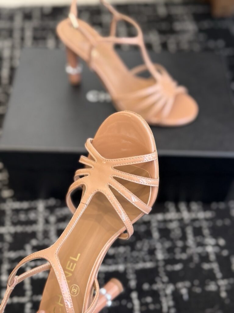 Chanel S26 Beyaz Rugan Dolgu Topuk Kadın Sandalet