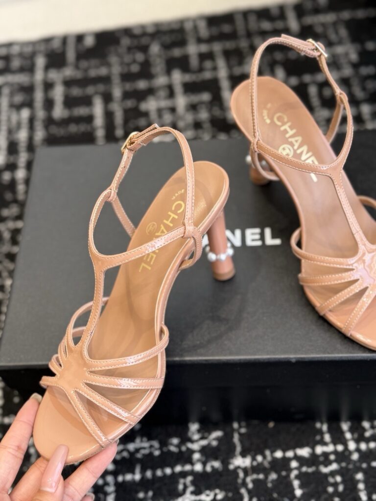 Chanel S26 Beyaz Rugan Dolgu Topuk Kadın Sandalet