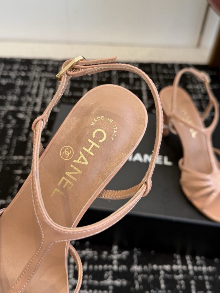 Chanel S26 Beyaz Rugan Dolgu Topuk Kadın Sandalet