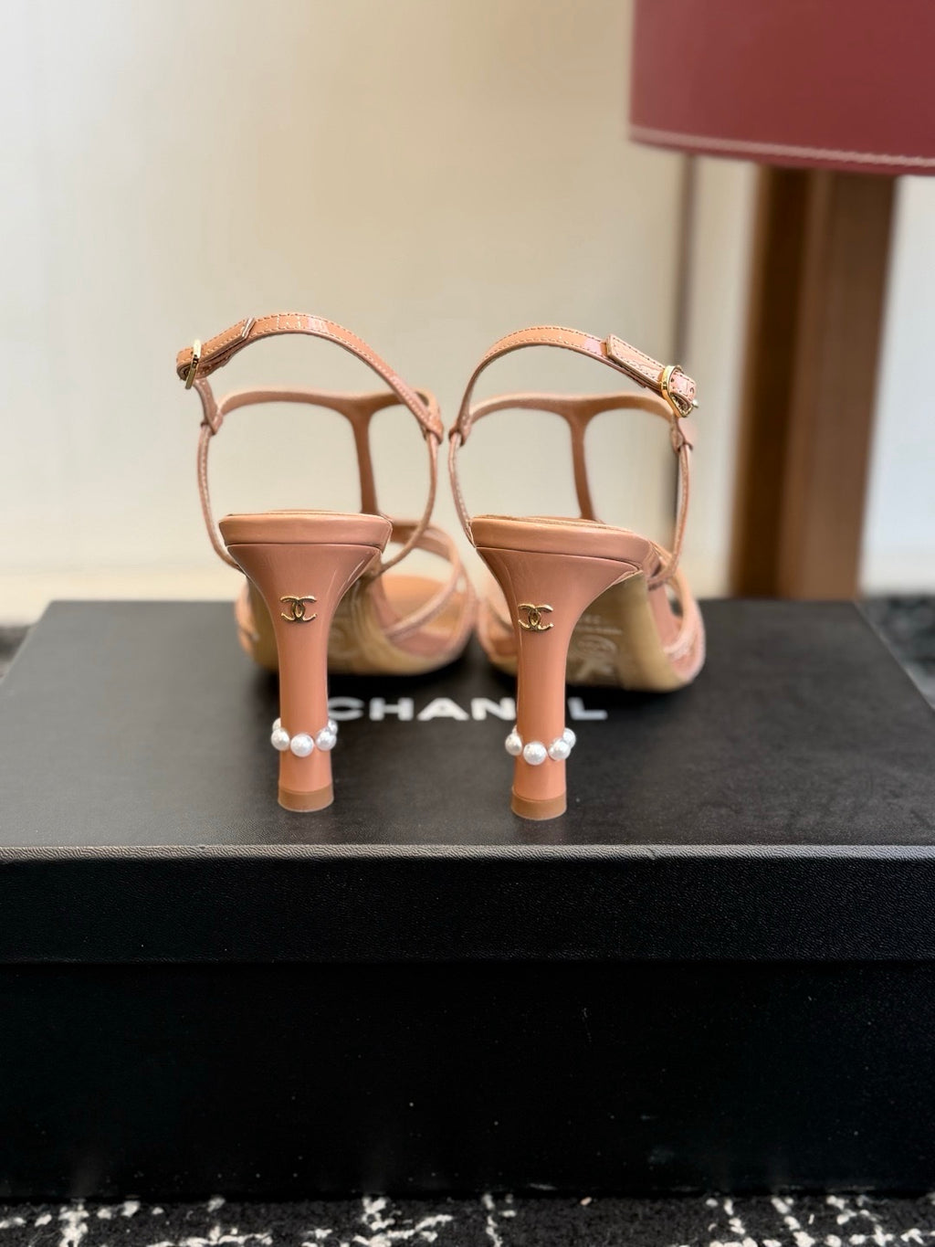 Chanel S26 Beyaz Rugan Dolgu Topuk Kadın Sandalet