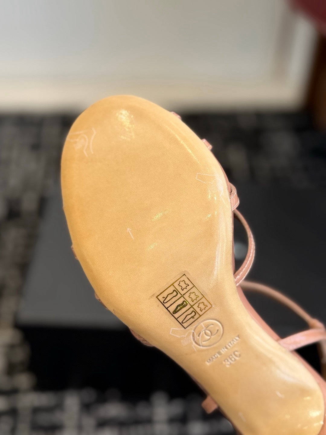 Chanel S26 Beyaz Rugan Dolgu Topuk Kadın Sandalet