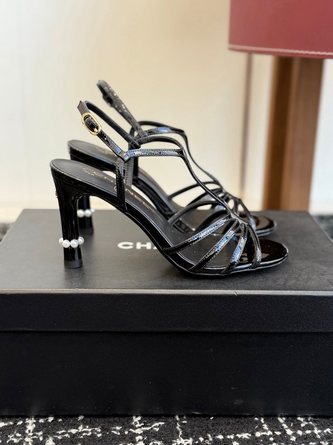 Chanel S26 Beyaz Rugan Dolgu Topuk Kadın Sandalet