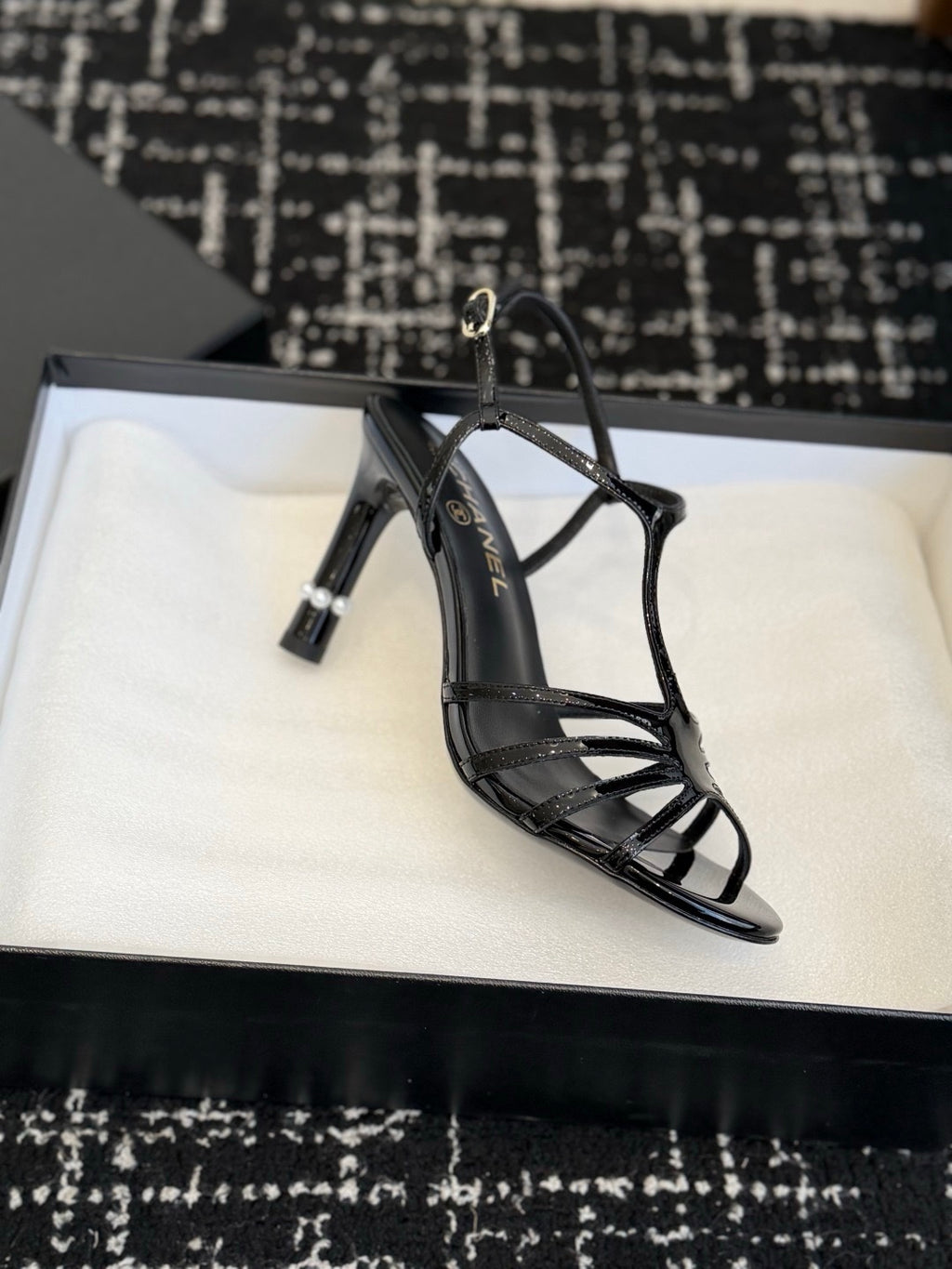 Chanel S26 Beyaz Rugan Dolgu Topuk Kadın Sandalet