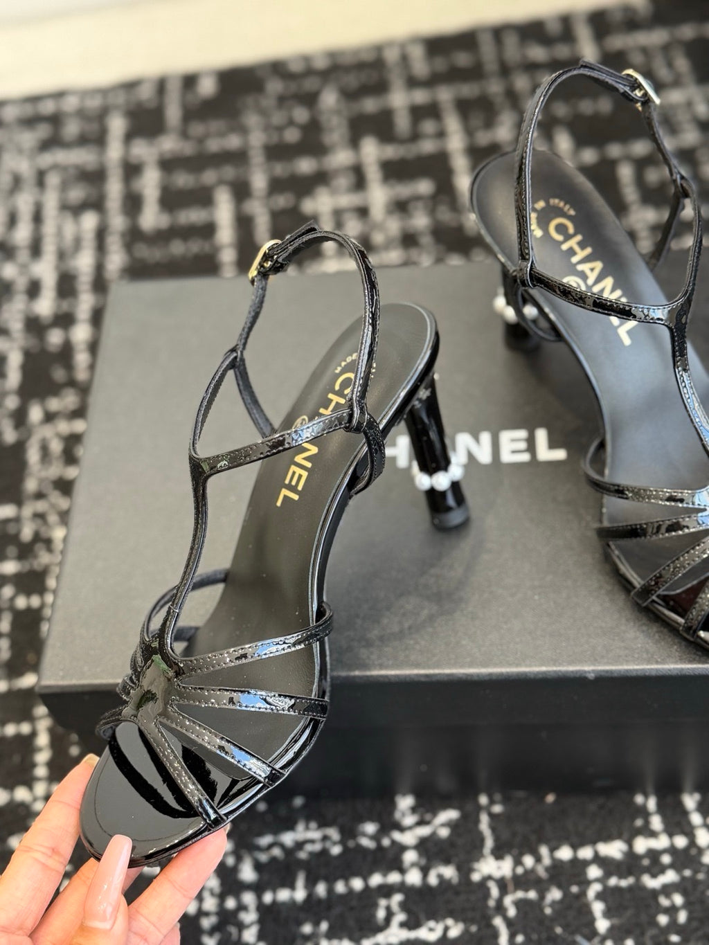 Chanel S26 Beyaz Rugan Dolgu Topuk Kadın Sandalet