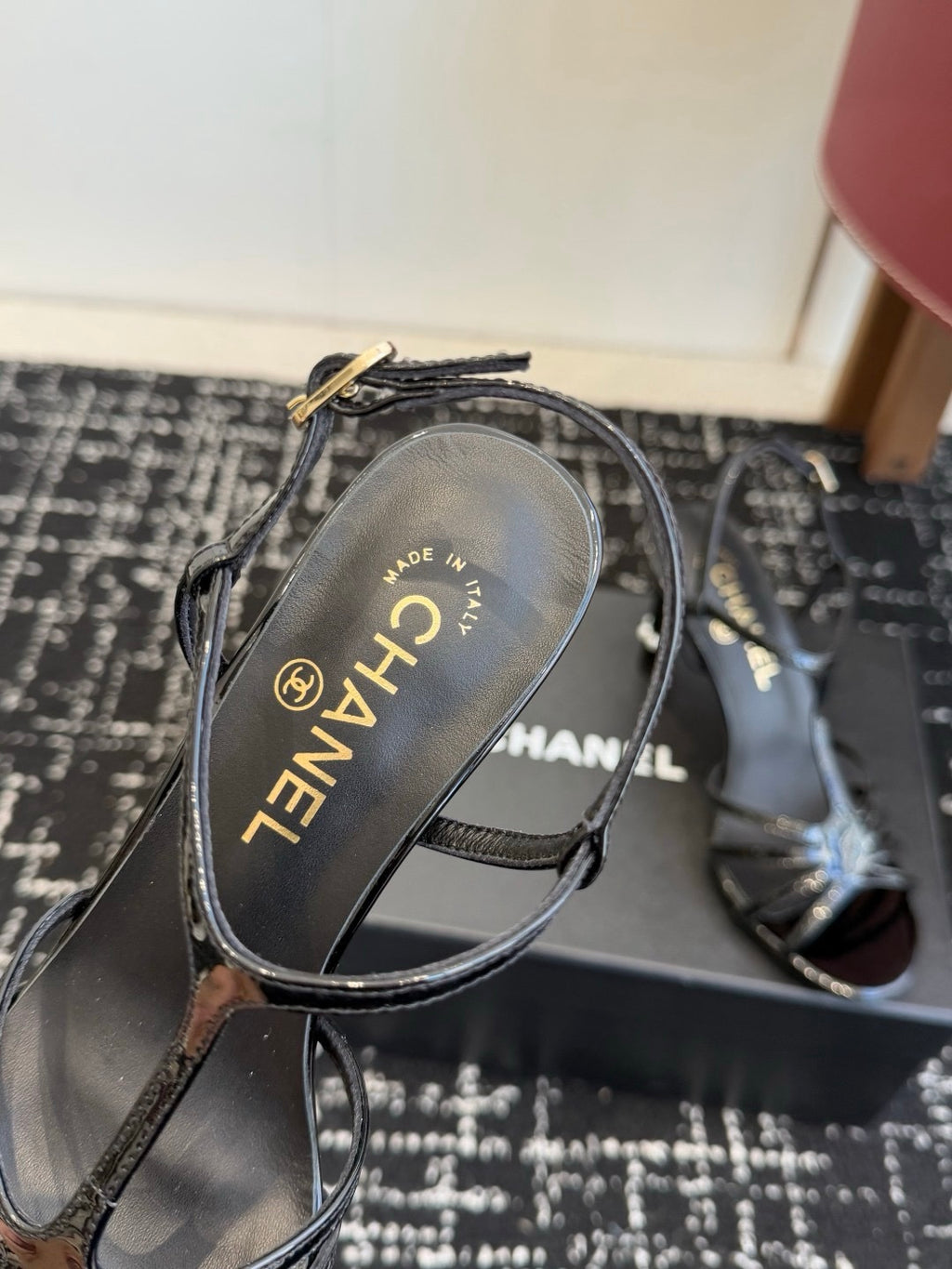 Chanel S26 Beyaz Rugan Dolgu Topuk Kadın Sandalet