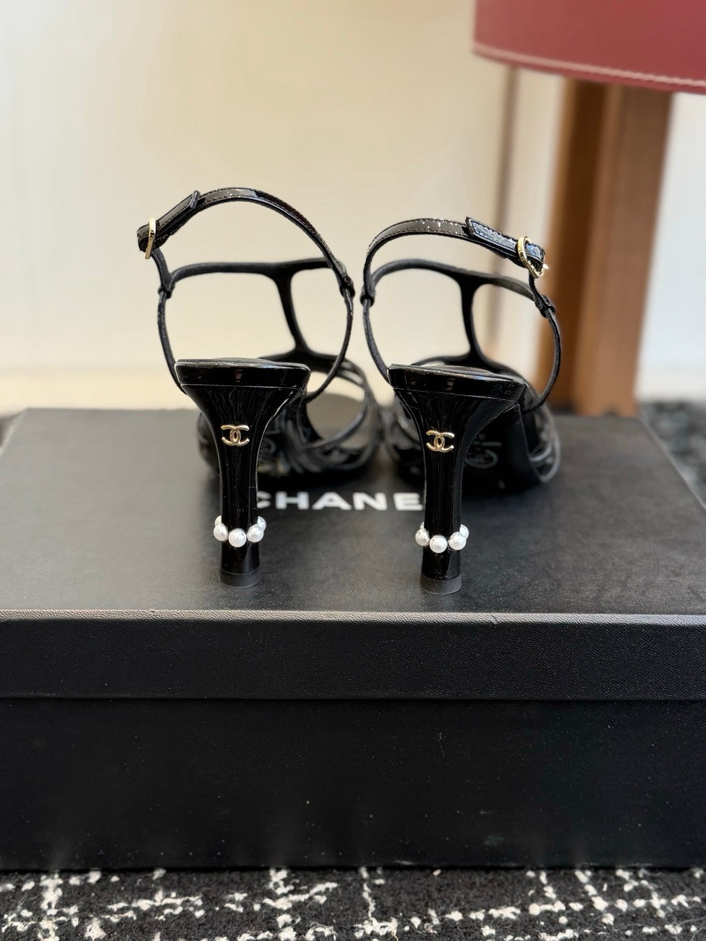 Chanel S26 Beyaz Rugan Dolgu Topuk Kadın Sandalet