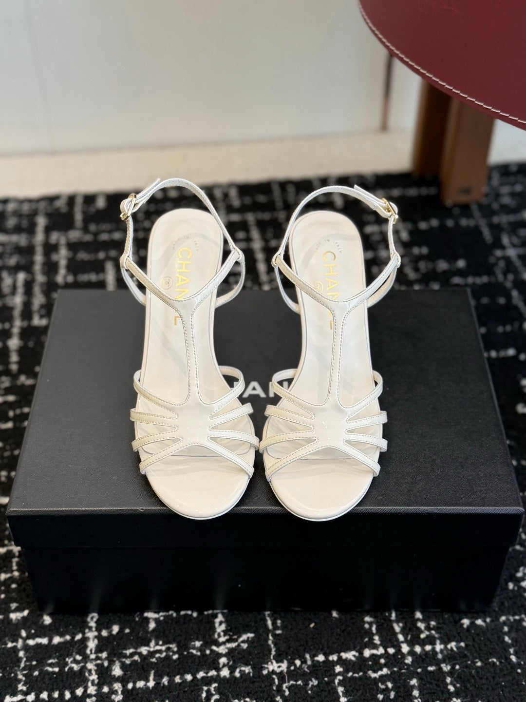 Chanel S26 Beyaz Rugan Dolgu Topuk Kadın Sandalet