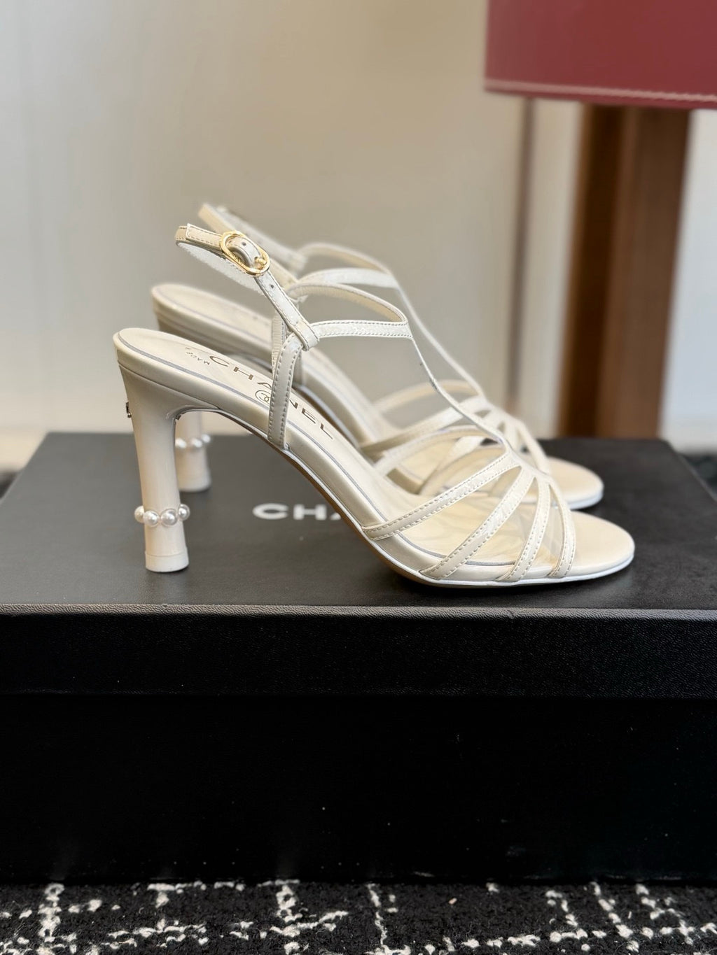 Chanel S26 Beyaz Rugan Dolgu Topuk Kadın Sandalet