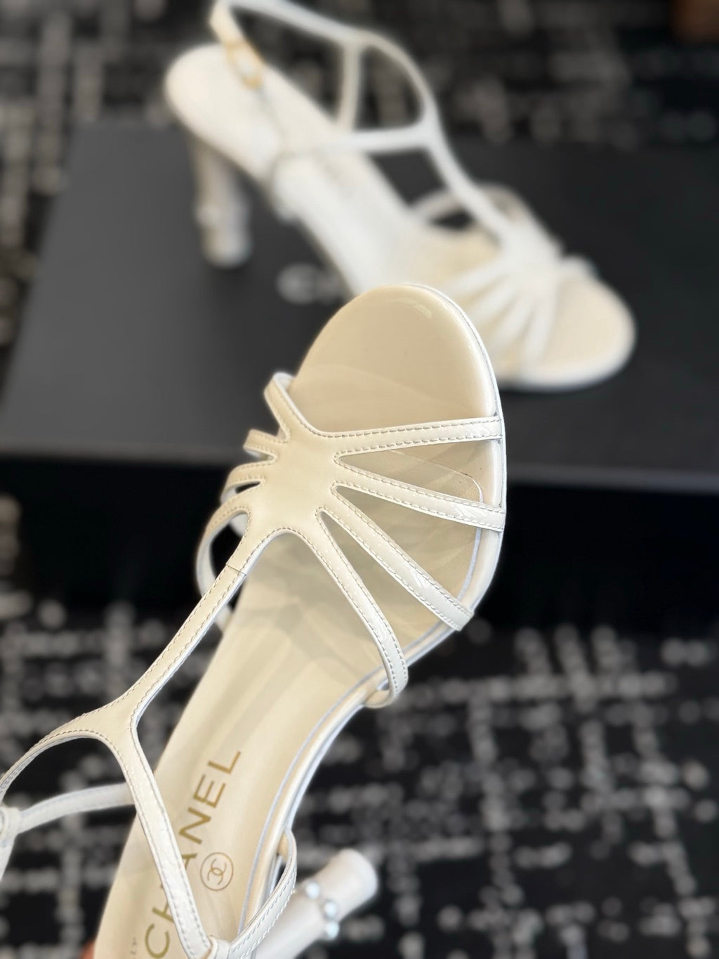 Chanel S26 Beyaz Rugan Dolgu Topuk Kadın Sandalet