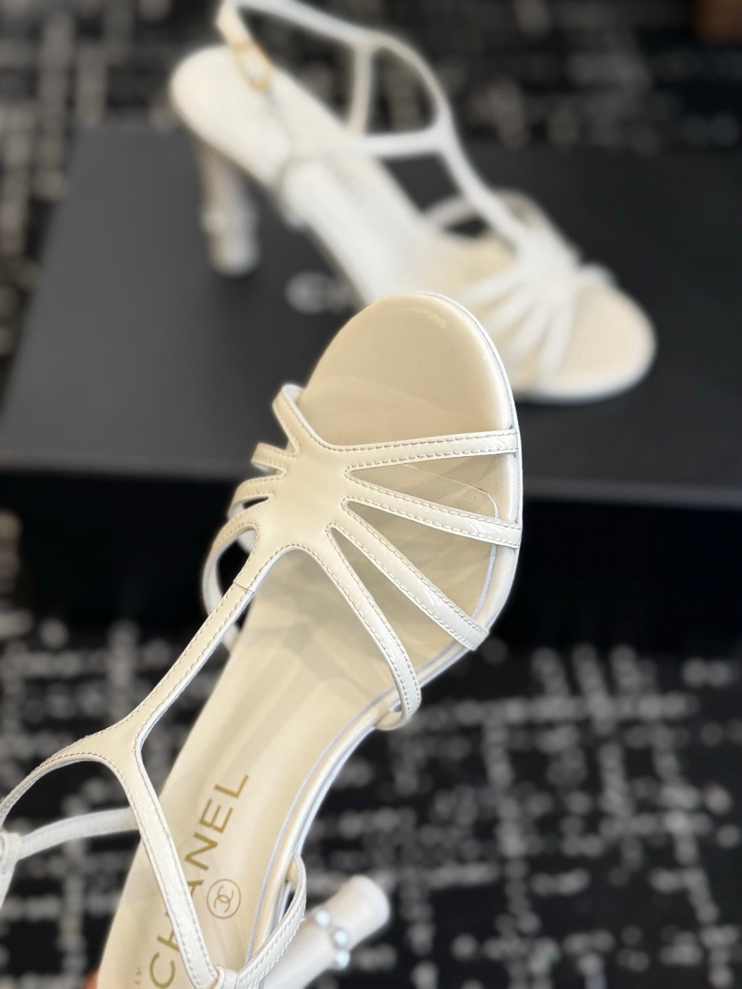 Chanel S26 Beyaz Rugan Dolgu Topuk Kadın Sandalet