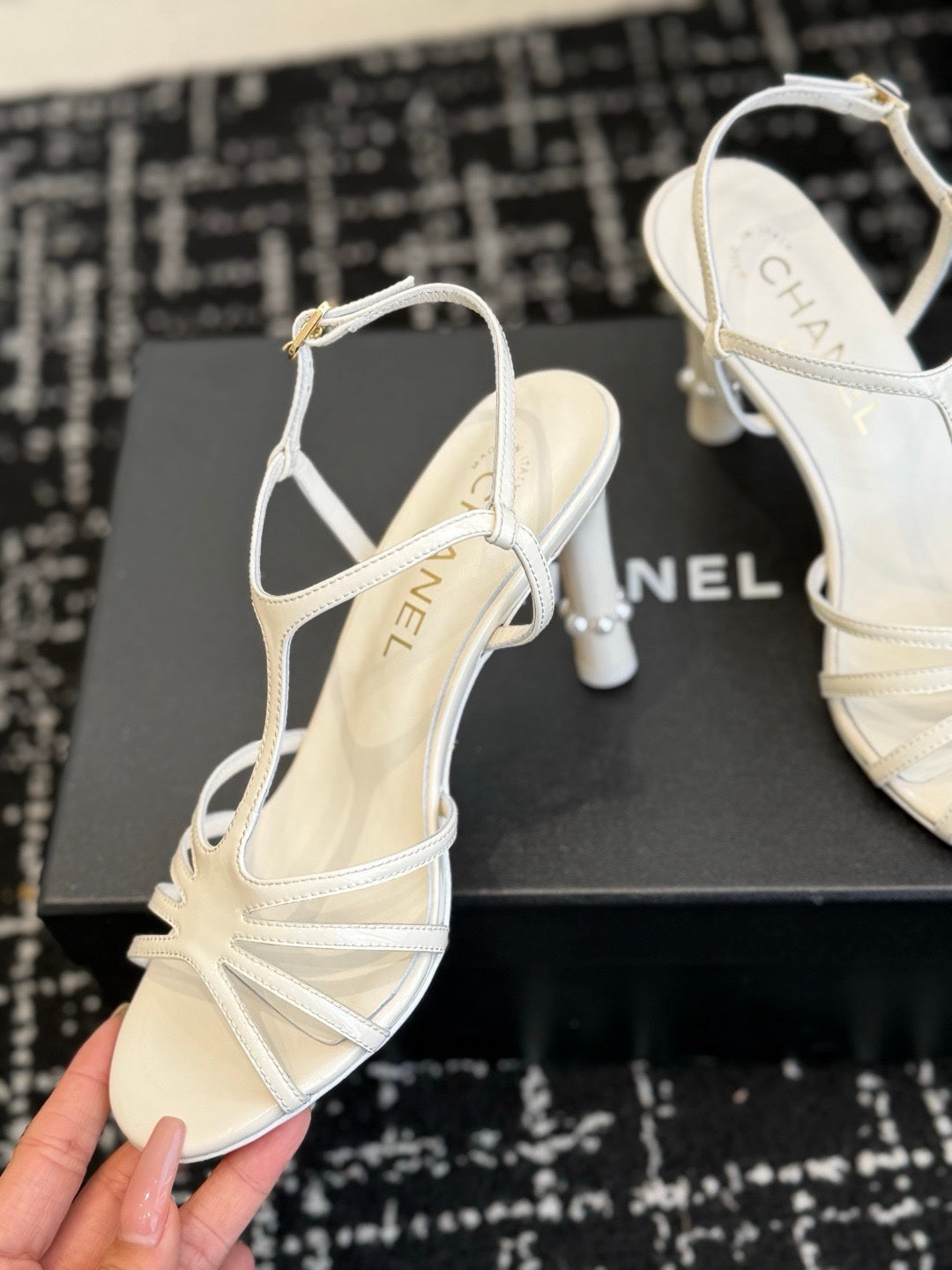 Chanel S26 Beyaz Rugan Dolgu Topuk Kadın Sandalet