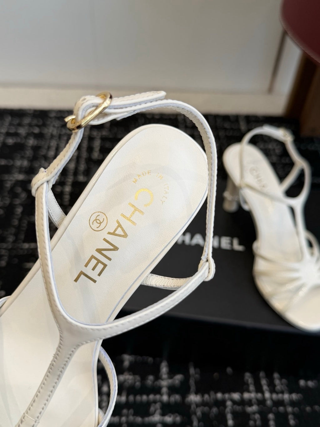 Chanel S26 Beyaz Rugan Dolgu Topuk Kadın Sandalet