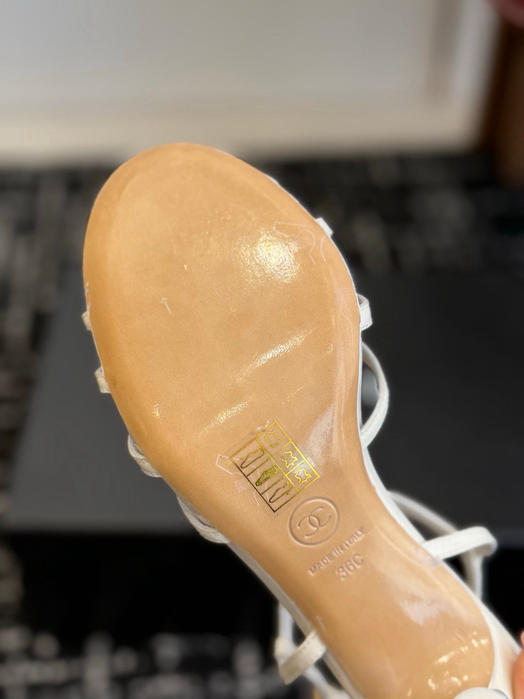 Chanel S26 Beyaz Rugan Dolgu Topuk Kadın Sandalet