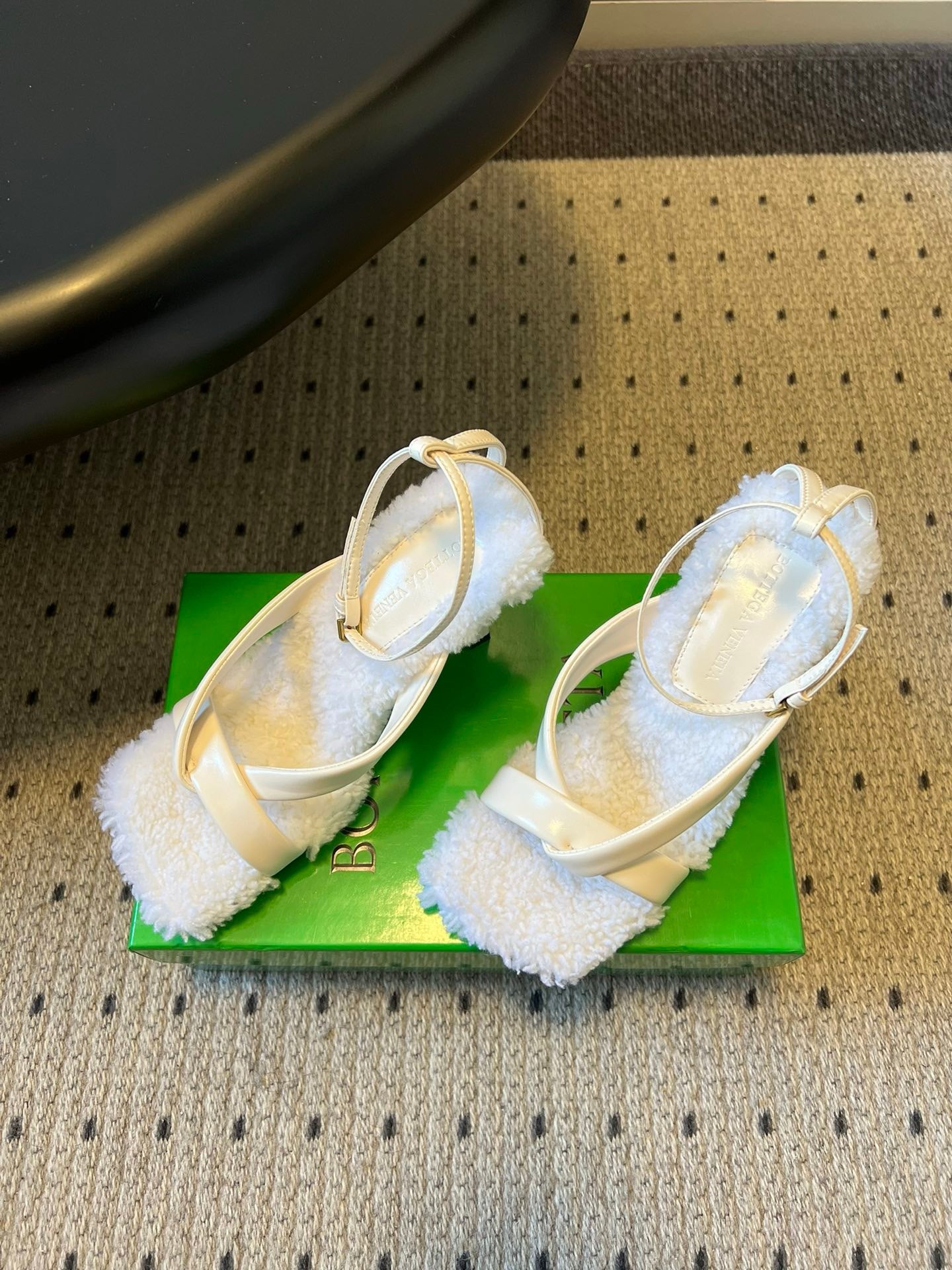 Bottega Veneta Suni Kürk ve Deri Askılı Sandaletler