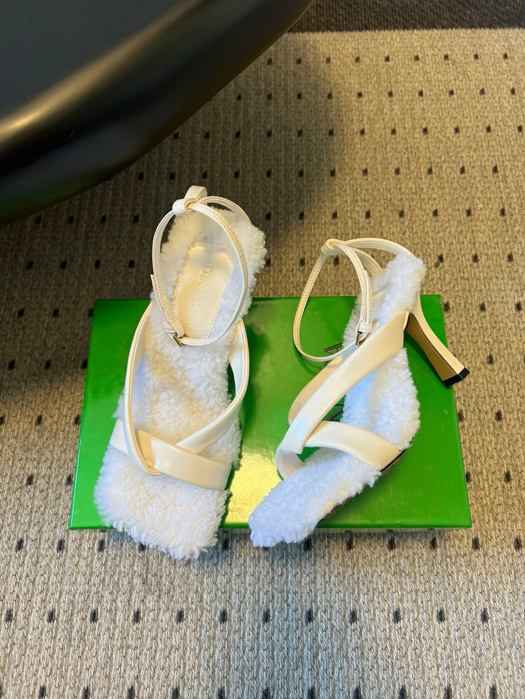 Bottega Veneta Suni Kürk ve Deri Askılı Sandaletler