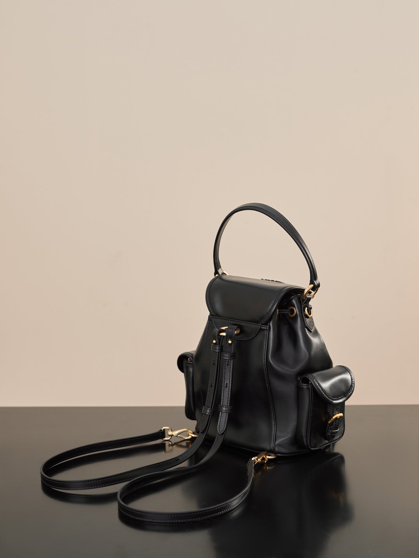 Miu Miu Küçük Dana Derisi Sırt Çantası – Siyah