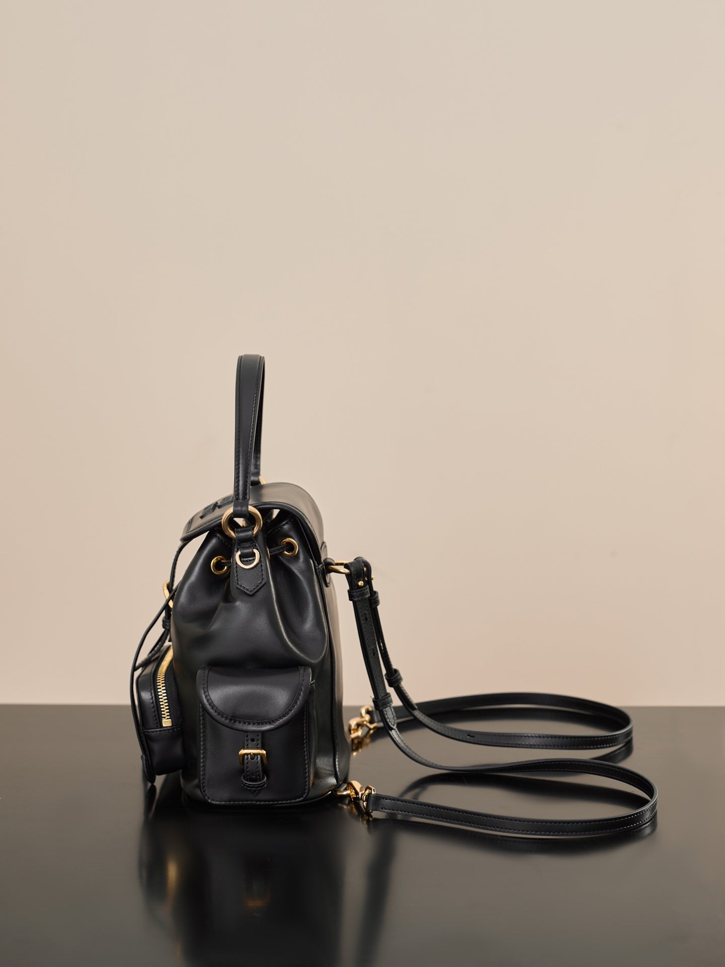 Miu Miu Küçük Dana Derisi Sırt Çantası – Siyah