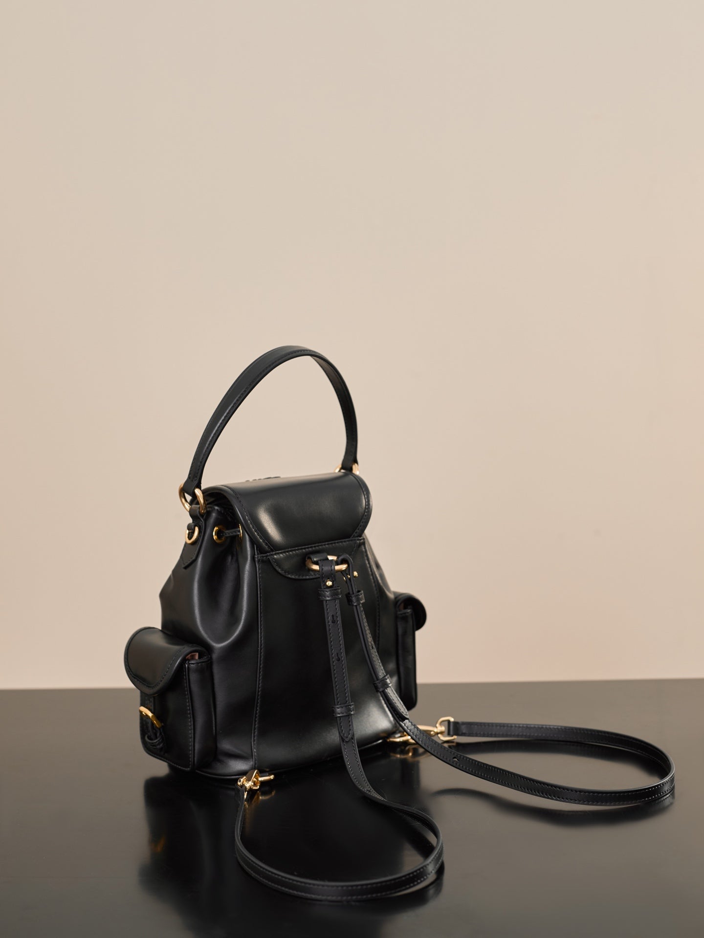 Miu Miu Küçük Dana Derisi Sırt Çantası – Siyah