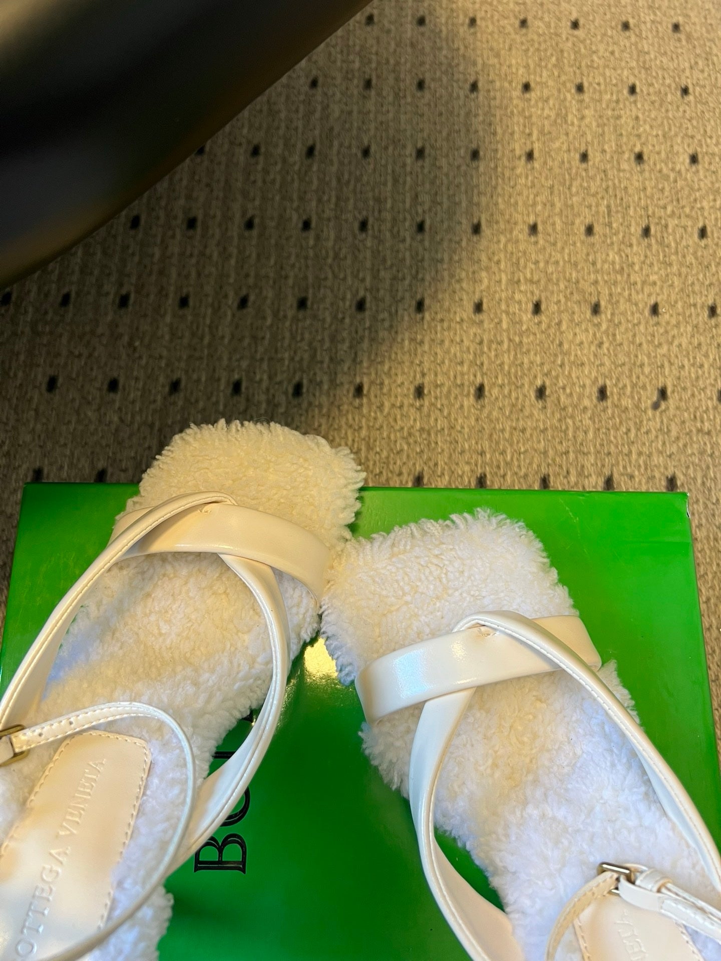 Bottega Veneta Suni Kürk ve Deri Askılı Sandaletler
