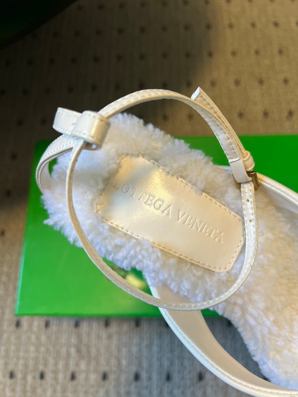 Bottega Veneta Suni Kürk ve Deri Askılı Sandaletler