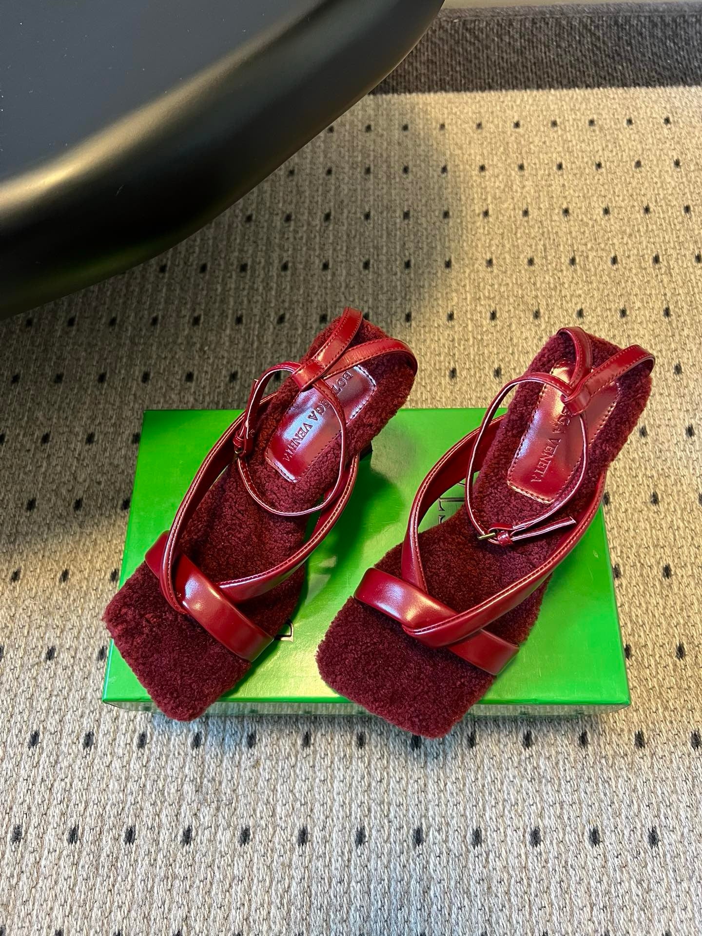 Bottega Veneta Suni Kürk ve Deri Askılı Sandaletler