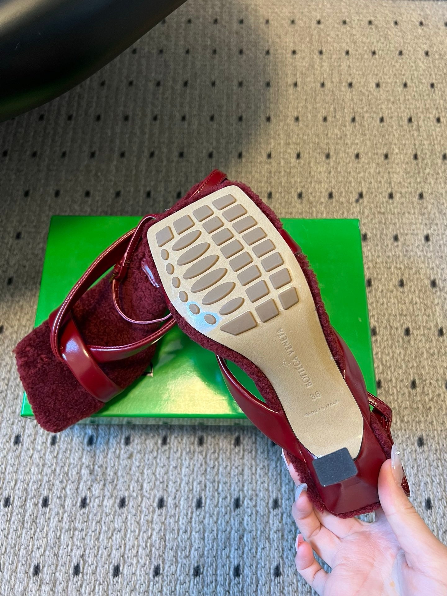 Bottega Veneta Suni Kürk ve Deri Askılı Sandaletler