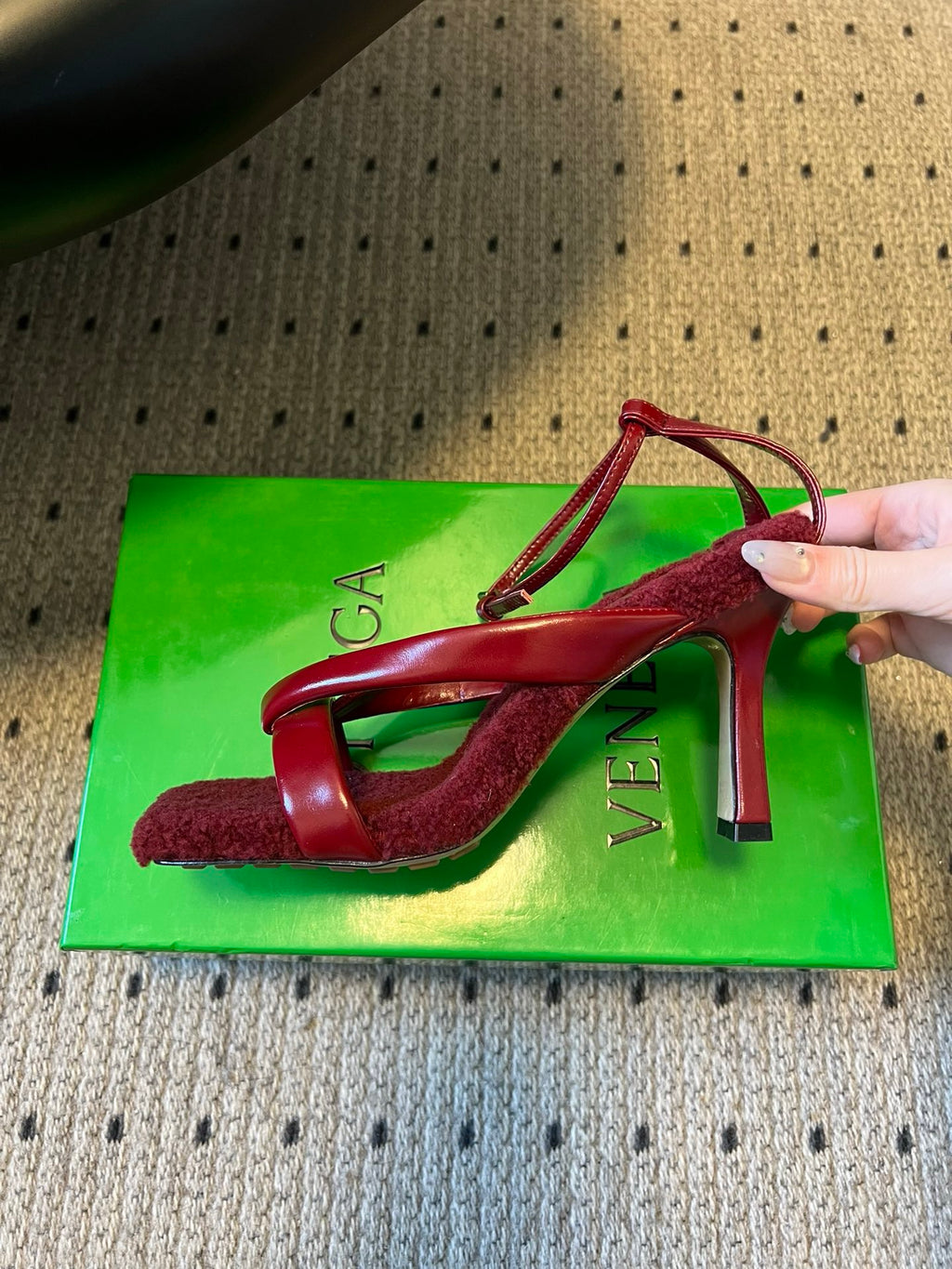 Bottega Veneta Suni Kürk ve Deri Askılı Sandaletler