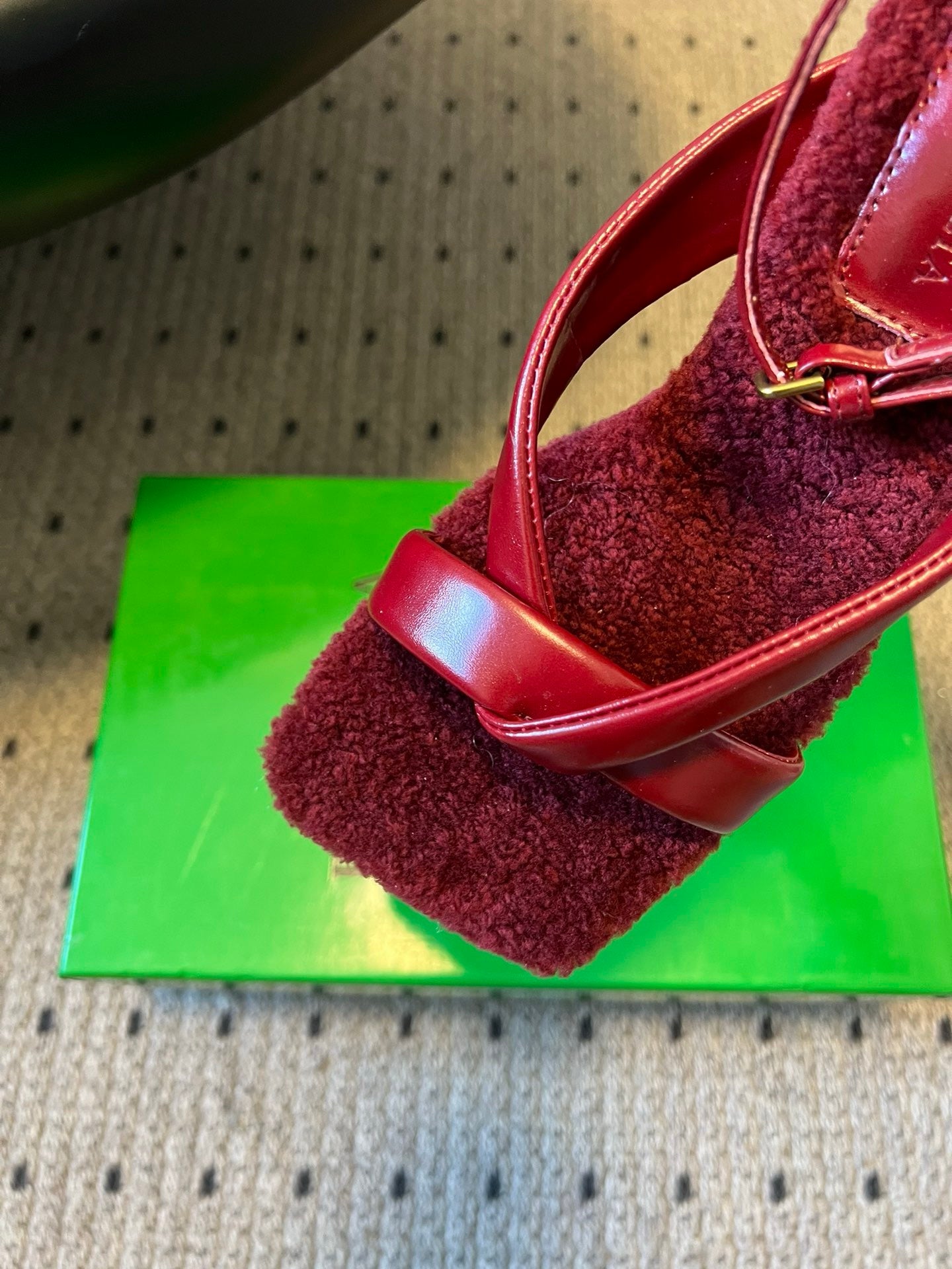 Bottega Veneta Suni Kürk ve Deri Askılı Sandaletler