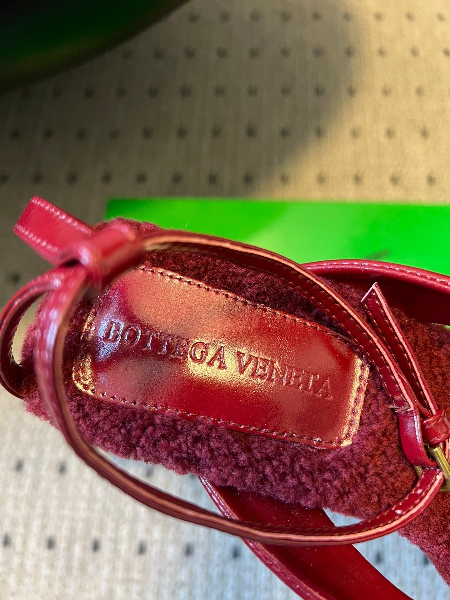 Bottega Veneta Suni Kürk ve Deri Askılı Sandaletler