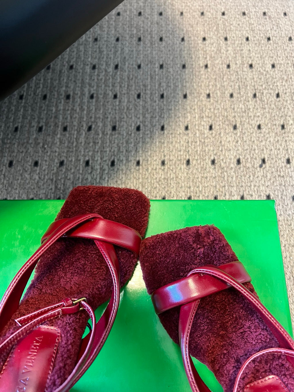 Bottega Veneta Suni Kürk ve Deri Askılı Sandaletler