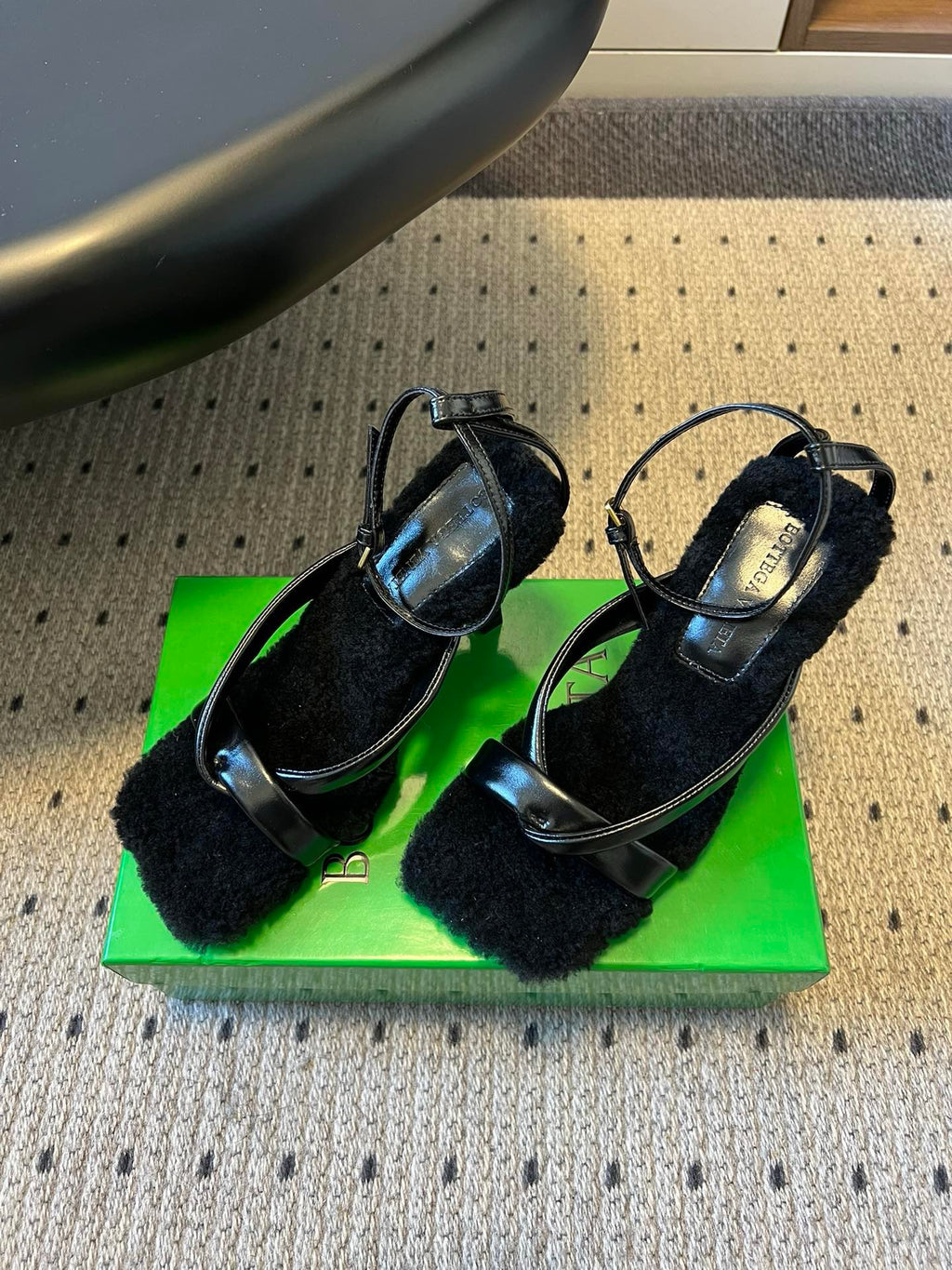 Bottega Veneta Suni Kürk ve Deri Askılı Sandaletler