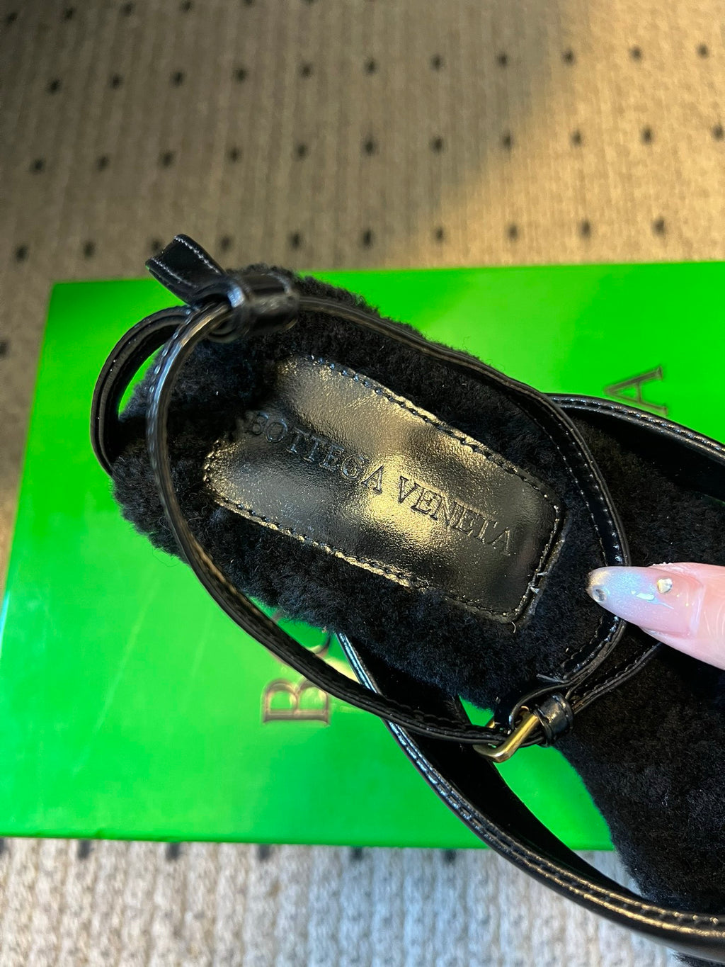 Bottega Veneta Suni Kürk ve Deri Askılı Sandaletler