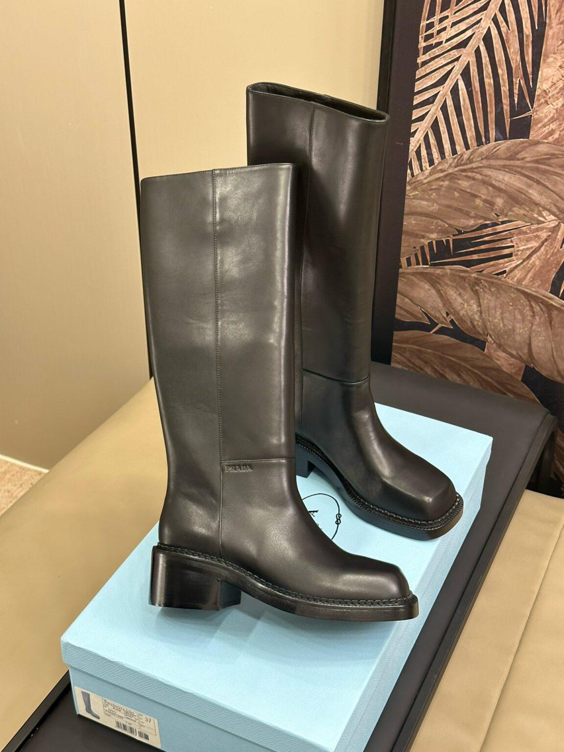 Prada Podyum Tarzı Yüksek Çizmeler - Glimmer of Luxury