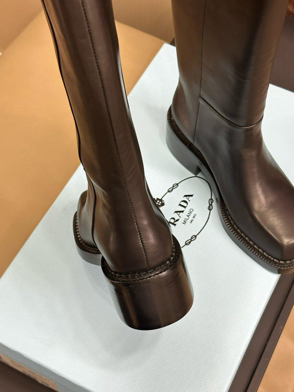 Prada Podyum Tarzı Yüksek Çizmeler - Glimmer of Luxury