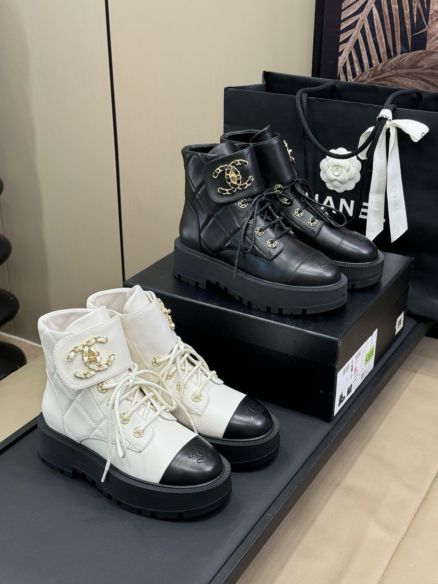 Chanel Parlak Keçi Derisi Dana Derisi Kapitone Savaş Botu - Glimmer of Luxury