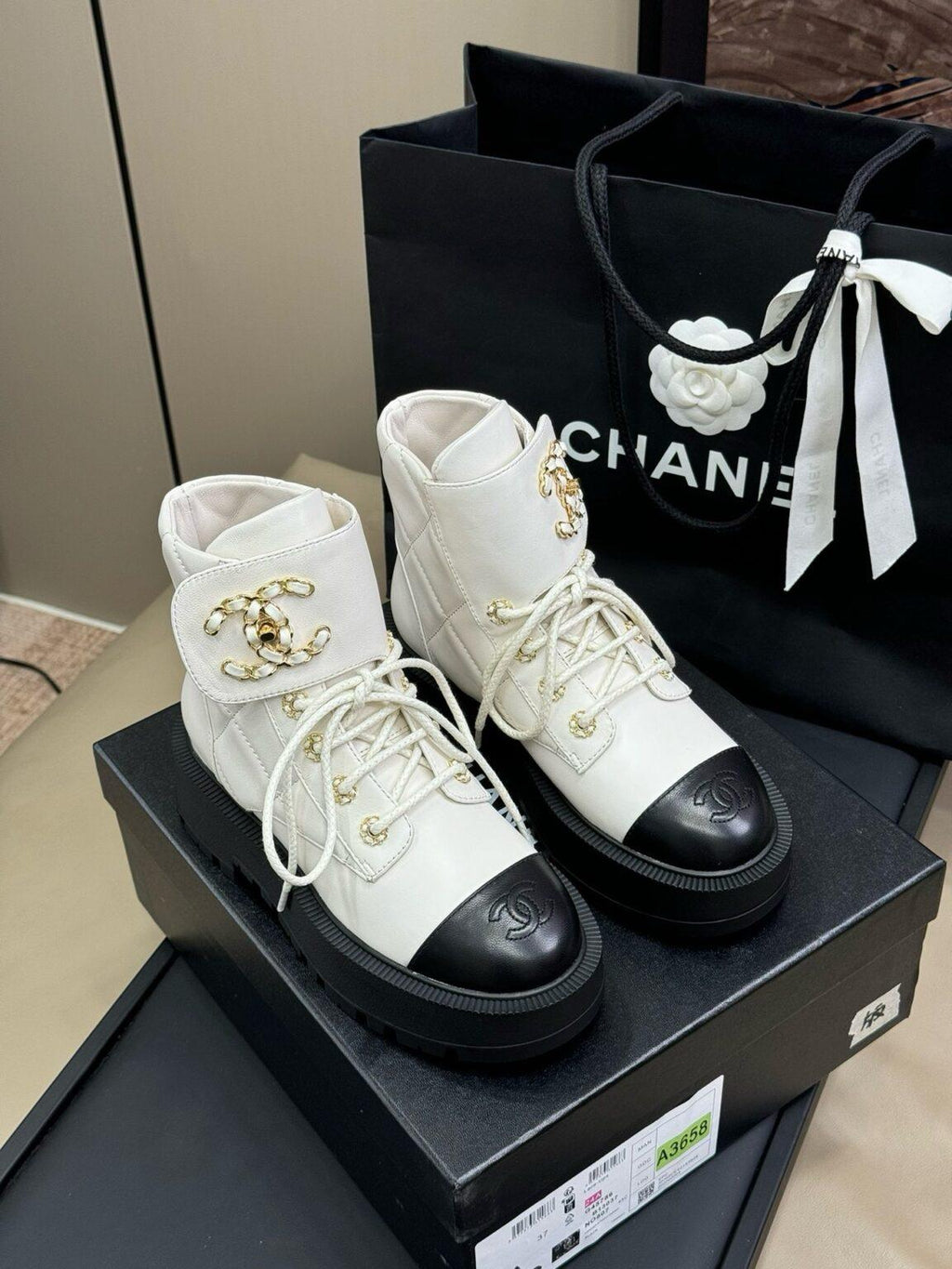 Chanel Parlak Keçi Derisi Dana Derisi Kapitone Savaş Botu - Glimmer of Luxury