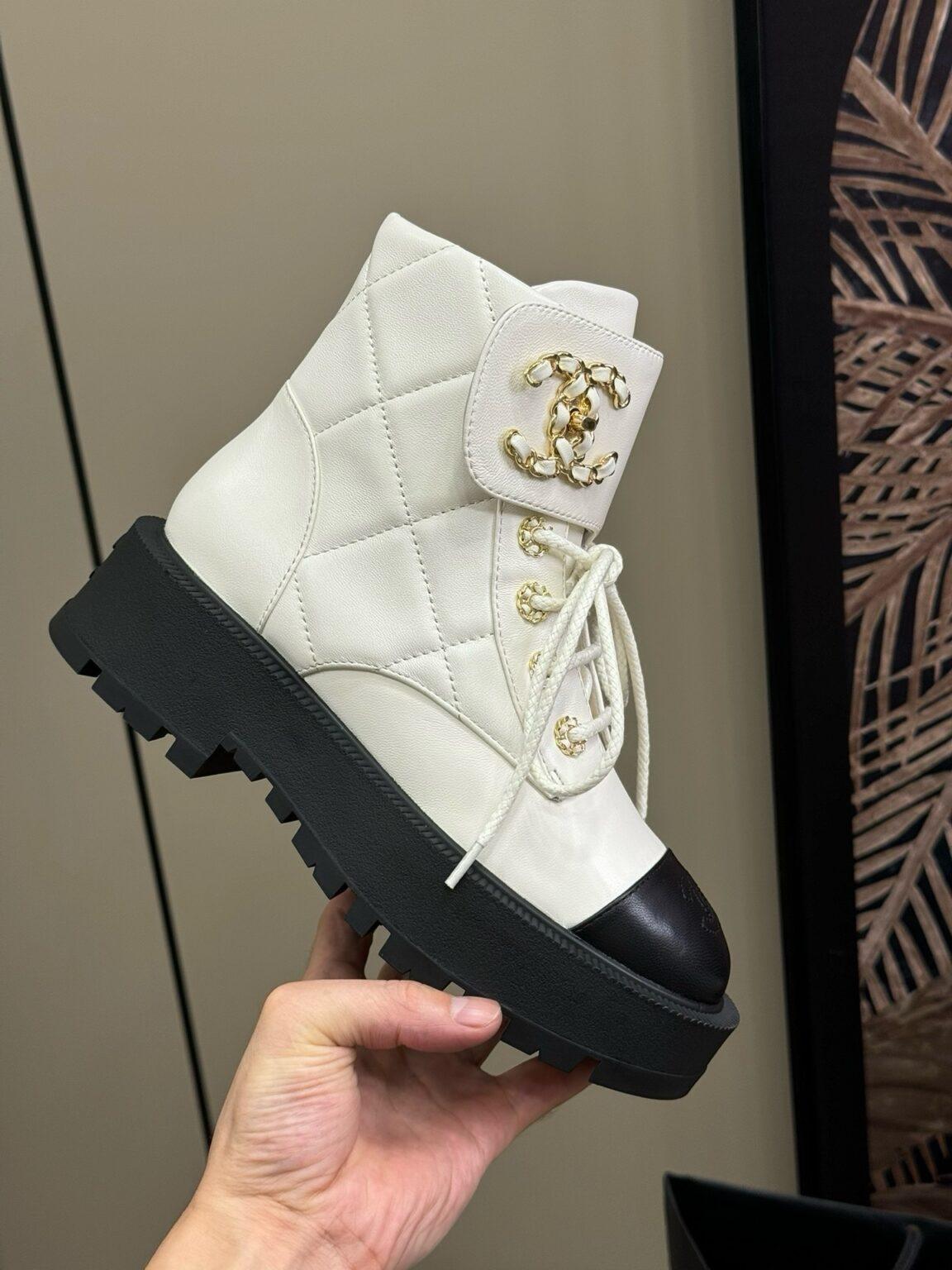 Chanel Parlak Keçi Derisi Dana Derisi Kapitone Savaş Botu - Glimmer of Luxury