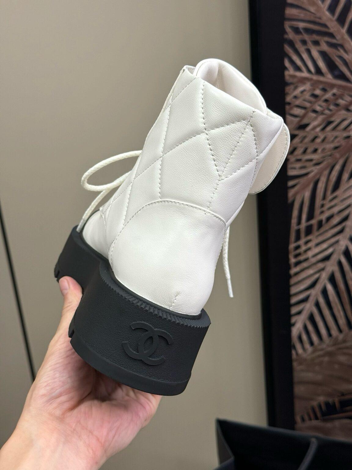 Chanel Parlak Keçi Derisi Dana Derisi Kapitone Savaş Botu - Glimmer of Luxury