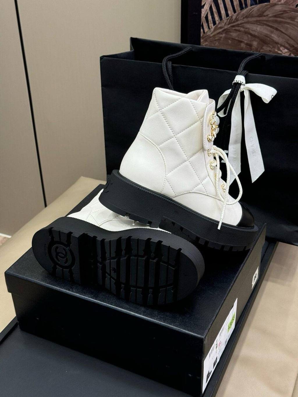 Chanel Parlak Keçi Derisi Dana Derisi Kapitone Savaş Botu - Glimmer of Luxury