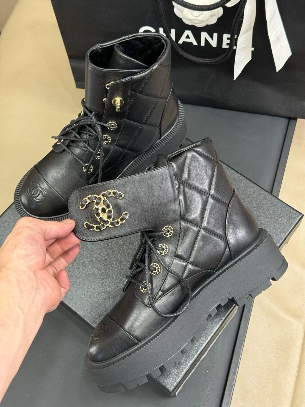 Chanel Parlak Keçi Derisi Dana Derisi Kapitone Savaş Botu - Glimmer of Luxury